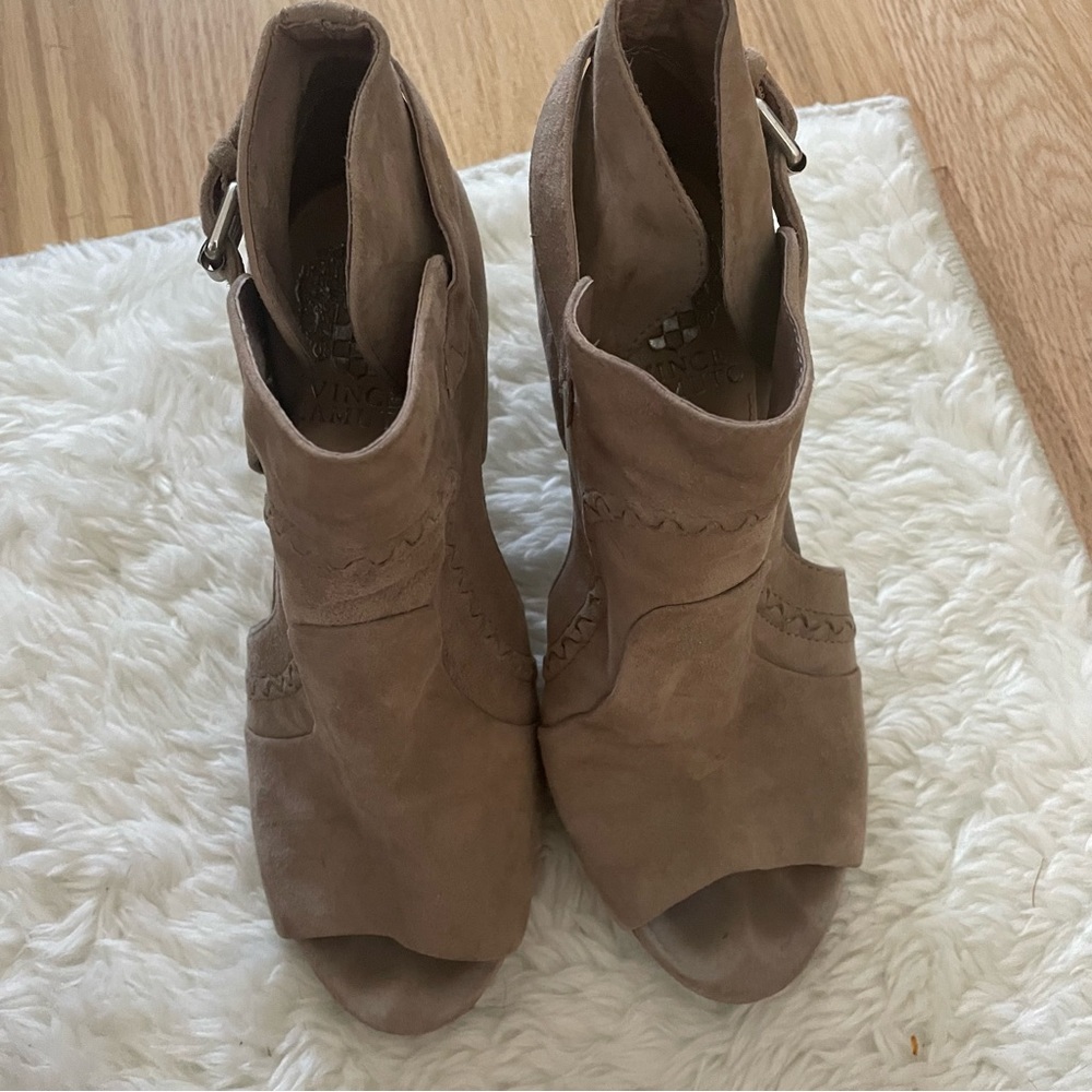 Vince Camuto 3.5 inch beige heels size 6 (6M)